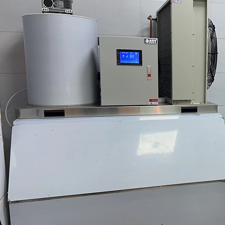 1台1吨片冰机和1台500公斤雪花机交付